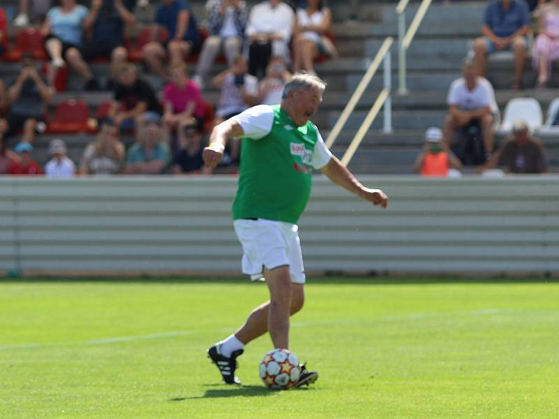 V rámci akce Kanonýři v Kroměříži se v sobotu odpoledne na stadionu Jožky Silného představila řada fotbalových osobností. Snímky z utkání starých gard Hanácké Slavie Kroměříž a Bohemians Praha (v želeném).