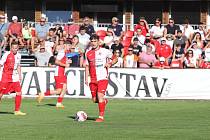 Fotbalisté Kroměříže (červenobílé dresy) prohráli ve 3. kole MOL Cupu s pražskou Slavií 0:2. Zápas sledovalo 4 197 diváků.