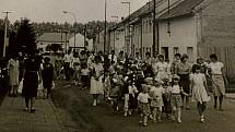 LUDSLAVICE. SLAVNOSTNÍ PRŮVOD, 80. LÉTA. Významná výročí, ale i hody či jiné oslavy se dodnes v obci zahajují slavnostními průvody, kterých se účastní malí i velcí.