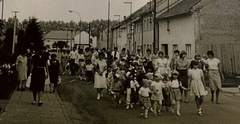 LUDSLAVICE. SLAVNOSTNÍ PRŮVOD, 80. LÉTA. Významná výročí, ale i hody či jiné oslavy se dodnes v obci zahajují slavnostními průvody, kterých se účastní malí i velcí.