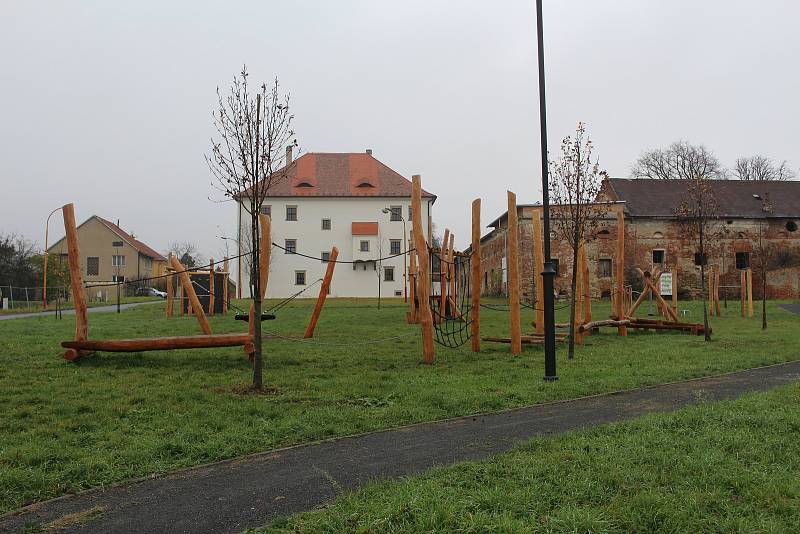 Dělníci vybudovali v Rymicích nové dětské hřiště.