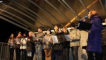 Také v Hulíně se ve středu 9.12. zpívaly koledy v rámci tradiční akce Deníku: na tamním zrekonstruovaném náměstí se sešlo přes tři sta zpěváků.