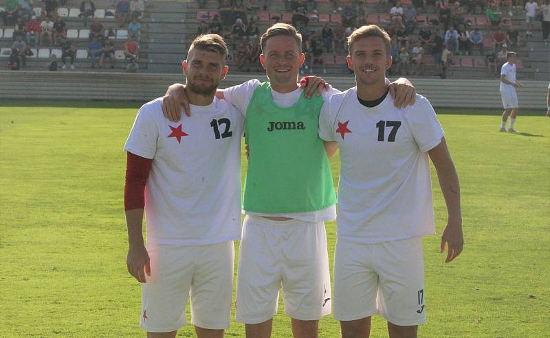 Fotbalisté Kroměříže (červenobílé dresy) se ve 2. kole MOL Cupu utkali s druholigovou Zbrojovkou Brno.