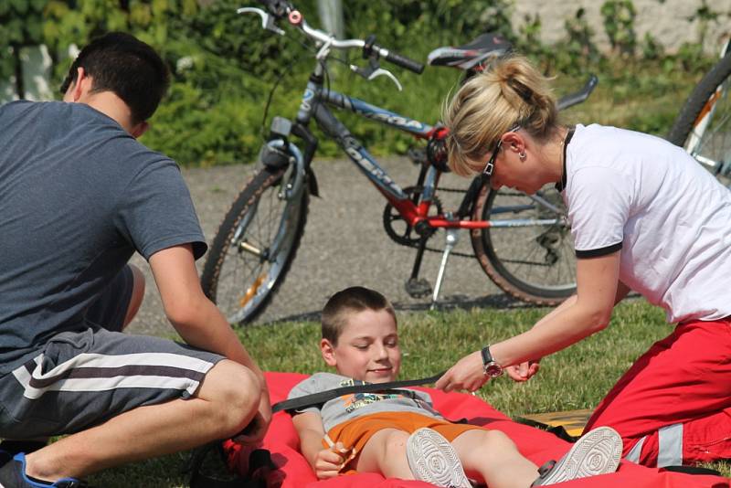 Akce Na kole jen s přílbou nabídla v na hřišti holešovské 1. Základní školy ve středu dětem zkoušku zručnosti, kontrolu kola a přilby a také si zkusily resuscitaci a první pomoc.