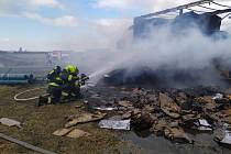 Šest jednotek hasičů vyjelo v úterý 8. března do holešovské průmyslové zóny k požáru kartonu v nákladním autě.