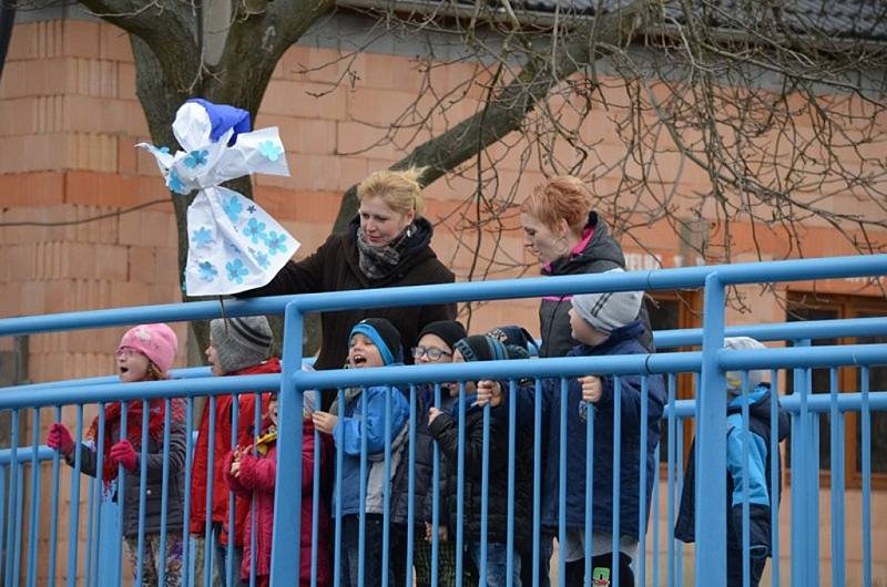 Také v Holešově vynášely děti z tamních mateřských a základních škol Morenu, aby se rozloučily se zimou a přivítaly jaro.