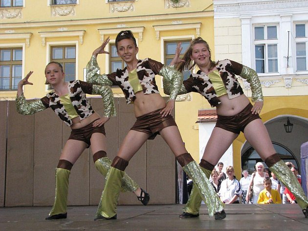 Na Velkém náměstí v Kroměříž se v sobotu 4. června konala akce s názvem Den tance Kroměříž 2011.