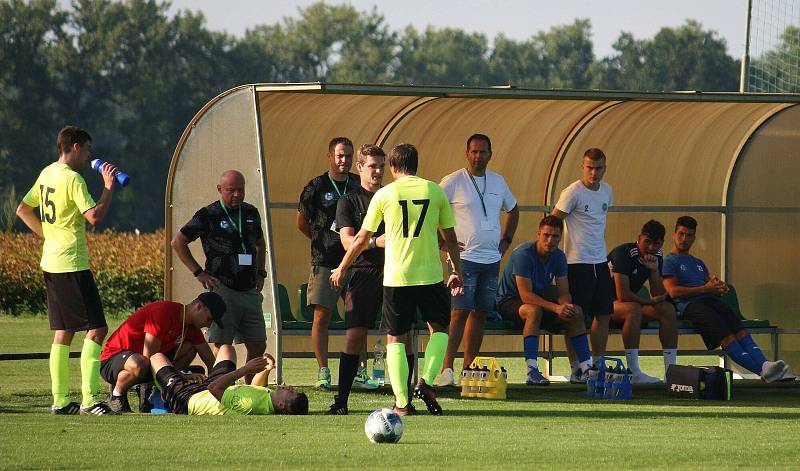 Divizní fotbalisté Skaštic (ve žlutém) v 5. kole doma nečekaně padli se Všechovicemi 2:3.