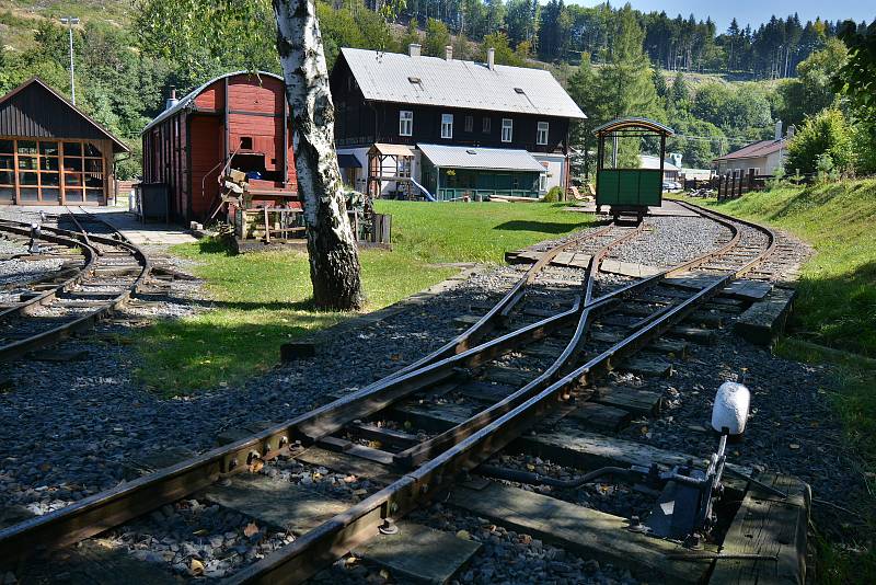 Rajnochovickou lesní železnici provozuje parta nadšenců od roku 2011. Organizuje také oblíbené Pojíždění pro veřejnost. Na snímku železnička z 6. září 2021.