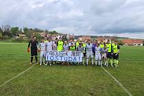 Fotbalisté Zborovic B a Roštína vyjádřili před vzájemným sobotním utkání podporu fanouškům.