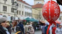 Poutní jarmark se koná od pátku do neděle na Kroměřížském Velkém Náměstí. Pestrá nabídka ruřně vyráběných nejenom velikonočních ozdob hýří všemi barvami.