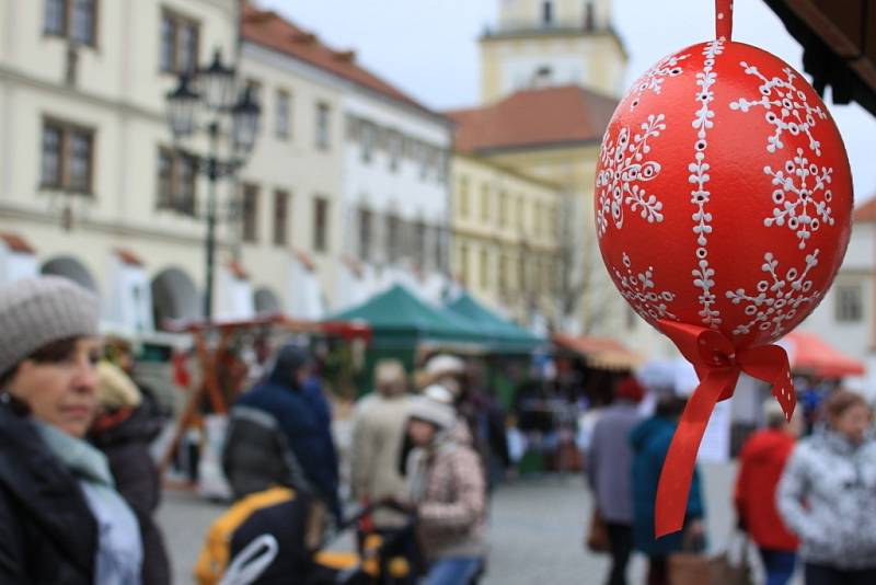 Poutní jarmark se koná od pátku do neděle na Kroměřížském Velkém Náměstí. Pestrá nabídka ruřně vyráběných nejenom velikonočních ozdob hýří všemi barvami.