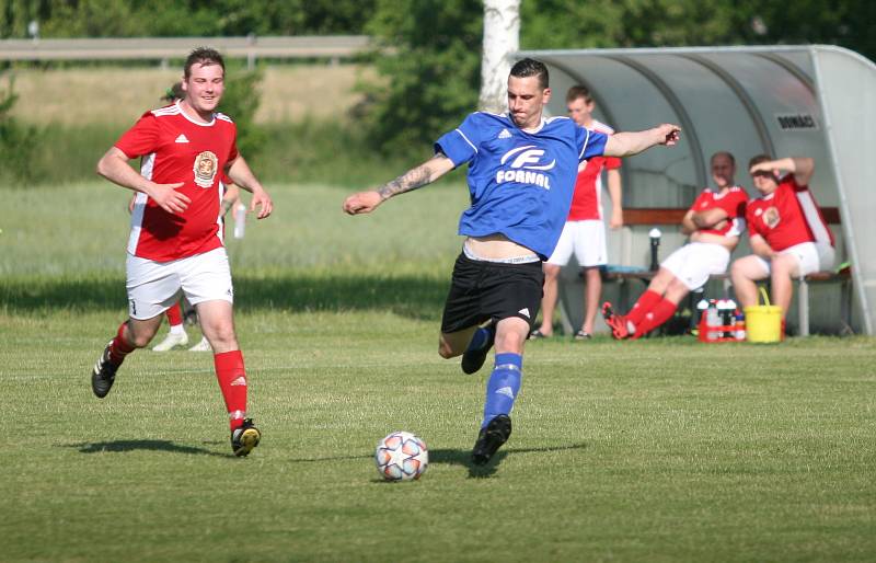 Fotbalisté Záhlinic (v červeném), druhý celek okresního přeboru OFS Kroměříž, doma ve 25. kole rozdrtil poslední Lutopecny 10:1. Již po půlhodině přitom favorit vedl o pět gólů.