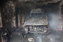 Tři jednotky hasičů hasily hořící auto v garáži