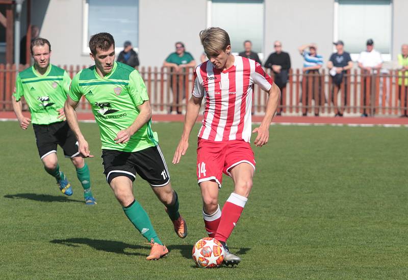 Fotbalisté Hulína (v červeno-bílých dresech) porazili ve 21. kole MSFL Vrchovinu 3:1.