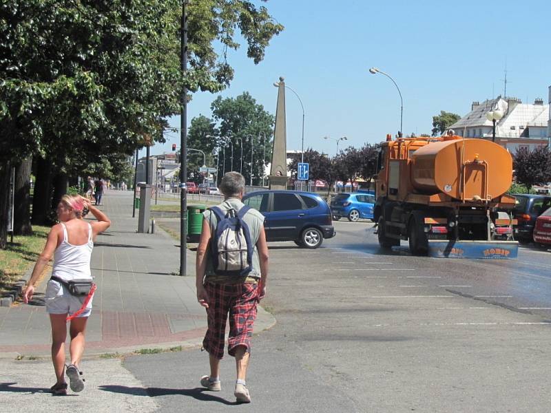 Kropící vůz Kroměřížských technických služeb zavlažuje ulice města Kroměříž. Práší se tak méně.