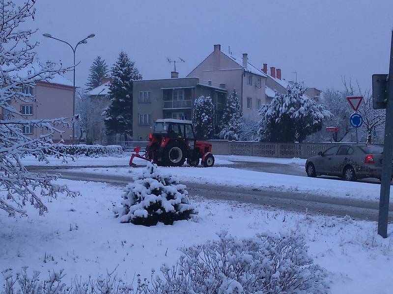 BÍLÁ NADÍLKA. Silničáři i technické služby odklízeli tak rychle jak se dalo, i přesto na některých místech doprava kolabovala.