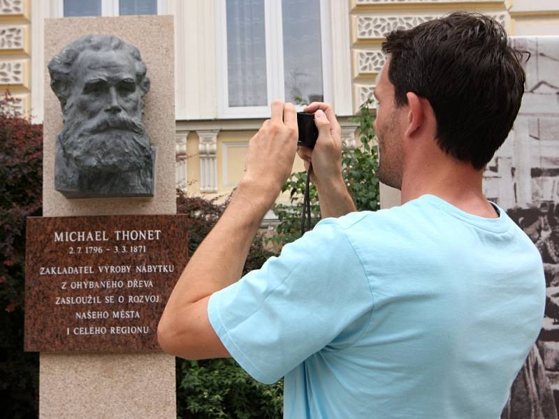 Slavnostní odhalení pomníku Michaela Thoneta v Bystřici pod Hostýnem.