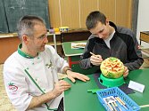 Vyřezávání melounů pod dozorem Luďka Procházky, vítězem Světové kuchařské olympiády IKA 2004 se uskutečnilo v pondělí na střední škole Hotelové a služeb v Kroměříži.