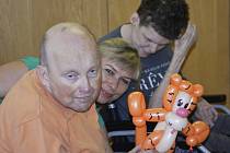 Předvánoční čas si klienti a pracovníci Domova pro osoby tělesně postižené Javorník ve Chvalčově zpříjemnili návštěvou známého balonkáře Tomáše Okurka z Brna.