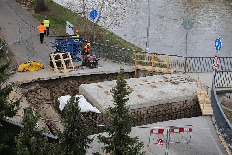 Oprava lávky přes řeku Moravu v Kroměříži.