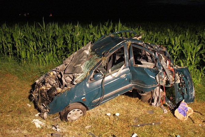 Tragická havárie auta u Rymic, tři mladí lidé zemřeli na místě, čtvrtý utrpěl těžké zranění.
