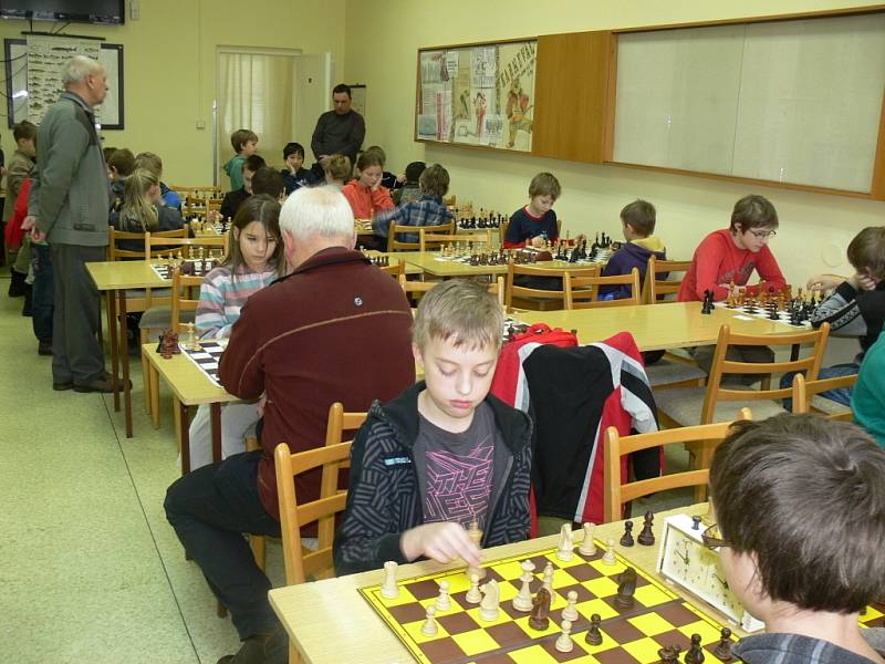 Ve Středisku volného času Šipka v Kroměříži se v sobotu devatenáctého ledna uskutečnil šachový turnaj. V dopoledních hodinách se zde sešlo na třicet mladých hráčů z Kroměřížska a Zlínska.