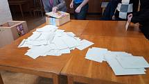 Předseda komise ve volebním okrsku číslo 1 v Počenicích-Tetěticích Pavel Jablůnka vysypává urnu s hlasovacími lístky