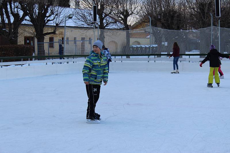 Kluziště v zahradě holešovského zámku přilákalo i v polovině pracovního týdne nejednoho bruslaře.