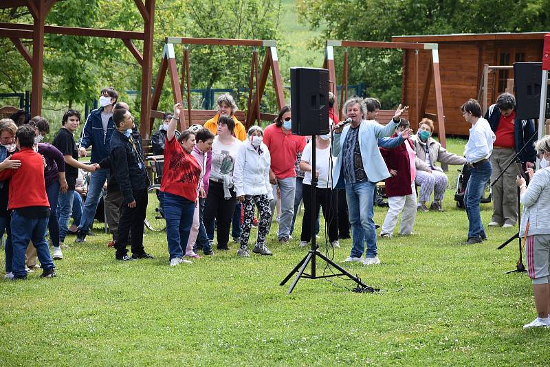 Koncert Standy Hložka v Domově pro osoby se zdravotním postižením Barborka v Kroměříži.