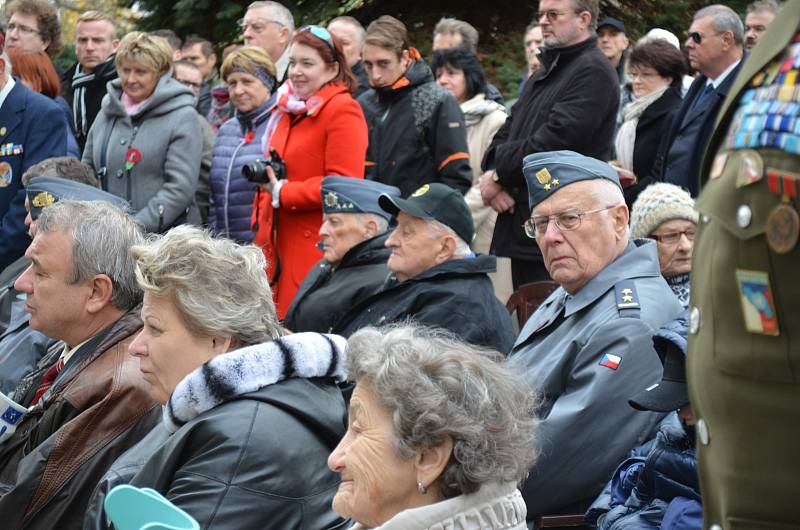 Pamětní deska na budově 1. Základní školy v Holešově připomíná od sklonku minulého týdne zásluhy šesti obyvatel města, kteří během 2. světové války sloužili v československých leteckých jednotkách Britského královského letectva RAF: právě tuto školu totiž