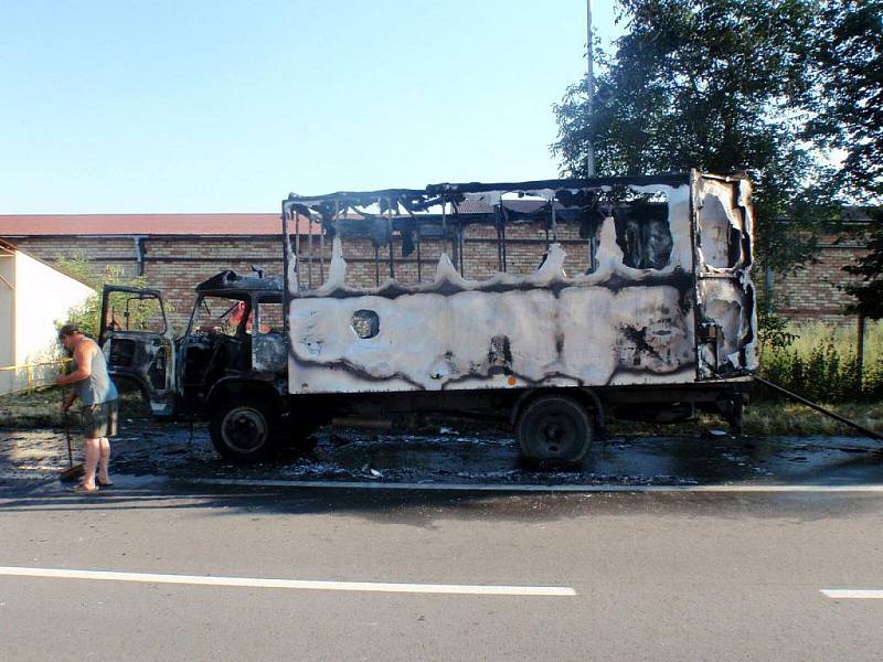 v obci Postoupky došlo rozsáhlému požáru nákladního auta zn. Avia.