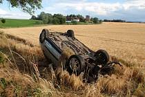 K nehodě, při které řidič narazil do stromu a vůz zůstal převrácený na střeše, došlo kolem sedmé hodiny večer nedaleko Bařic - Velkých Těšan.