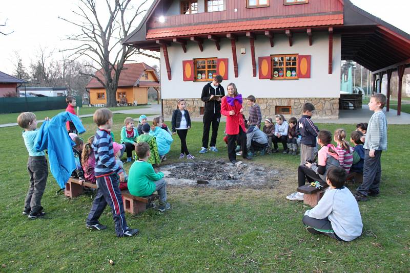 Třicet dětí z Bystřice i okolí si v rámci Noci s Andersenem užilo kromě četby také bohatý program. Nechyběly ani venkovní aktivity, které se s večeří u ohniště protáhly až do tmy.