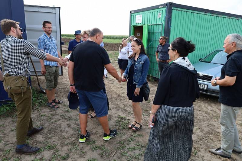 Archeologové zkoumají mezi Rymicemi a Roštěním na Kroměřížsku unikátní pohřebiště germánských bojovníků.