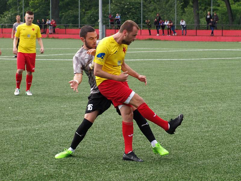 Fotbalisté Kroměříže (ve žlutých dresech) v pátečním přípravném zápase prohráli v Hodoníně 1:3.