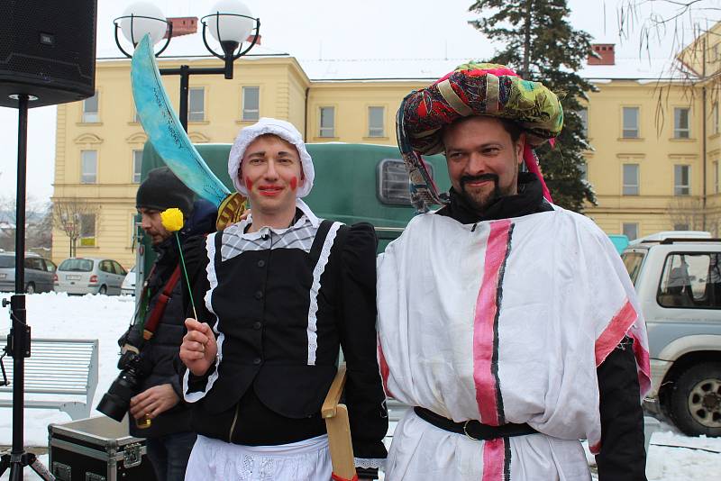 Druhá únorová sobota byla na Kroměřížsku ve znamení masopustu. Tradiční Masopustní jarmark nechyběl ani v Kroměříži, a to za doprovodu maškar, dechové hudby a regionálních specialit.