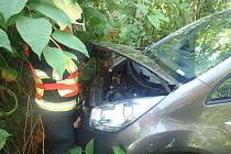 Náraz do stromu řidička v Kroměříži přežila se zraněním