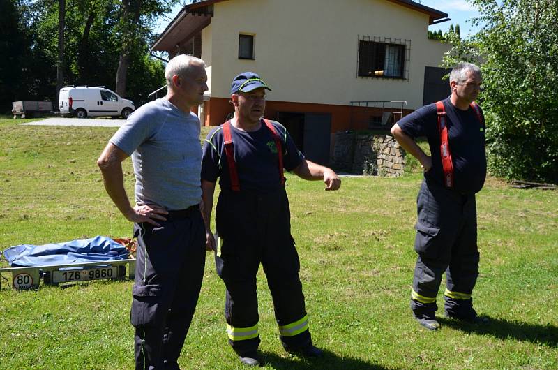 Hasiči v pilné spolupráci s rybáři odklízeli spadané stromy.