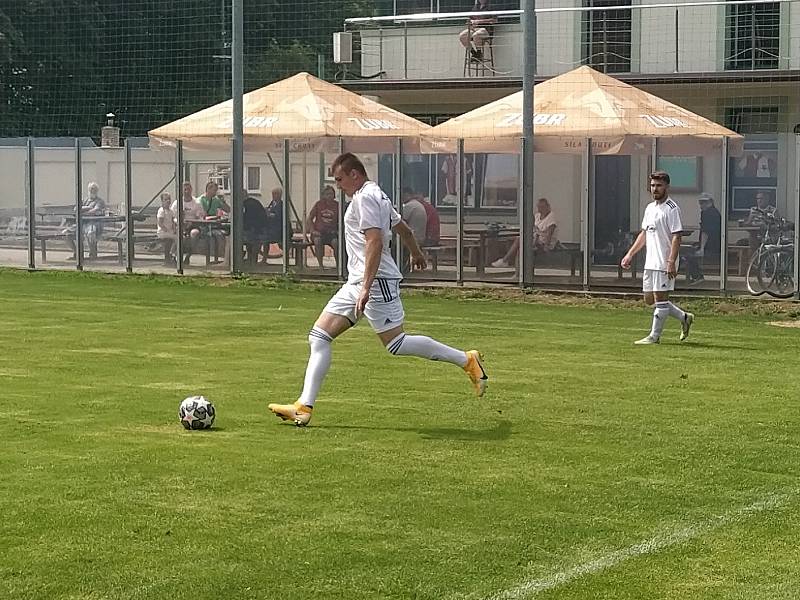 Fotbalisté Holešova (v bílých dresech) porazili zlínské mladíky 5:2.