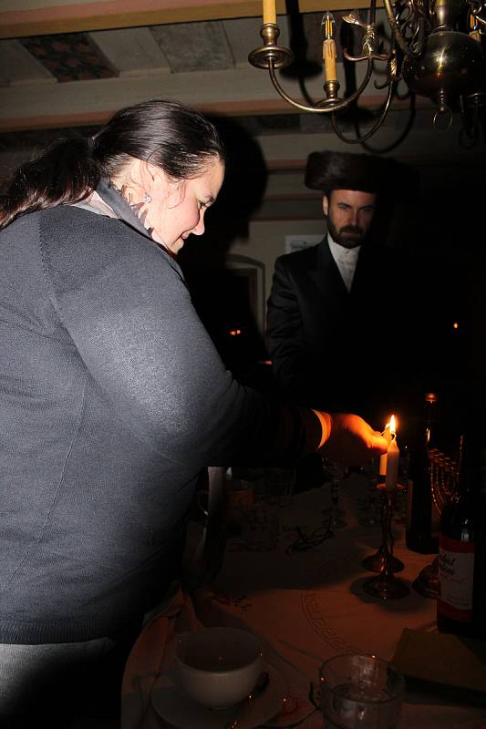 Na šabatu v holešovské Šachově synagoze jsme objevili mnohé židovské tradice: udržování živého světla, šabatové víno i chalu, připomínku božské many.