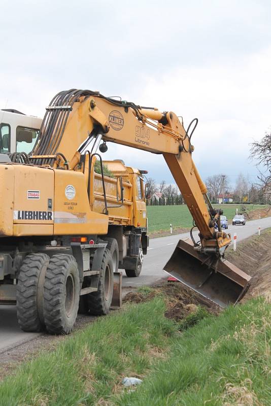 Po zimě se silničáři už pustili do pokračování opravy cesty v Jarohněvicích. V těchto dnech je na místě těžká technika, která upravuje terén. V místě je omezená rychlost na třicet kilometrů v hodině.