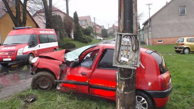 Auto nabouralo v Nové Dědině přímo před hasičskou zbrojnicí