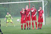 V dohrávce 13. kola III. třídy OFS Kroměříž skupiny B zvítězil Dřínov (v modrém) ve Zlobicích  4:1, když v poločase prohrával.