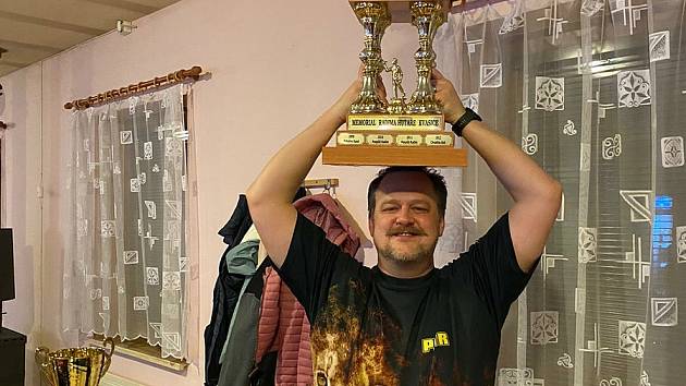 Dlouhodobě k nejlepším šipkařům v regionu patří Petr Helis z Kroměříže. Bývalý účastník nejvyšší soutěže už se ale šipkami pouze baví a účastní se amatérských turnajů. Ten poslední v Kvasicích ovládl.