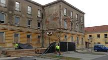 Na Hanáckém náměstí v Kroměříži probíhá demolice bývalých kasáren. Místo nich by měl vyrůst nový polyfunkční dům.