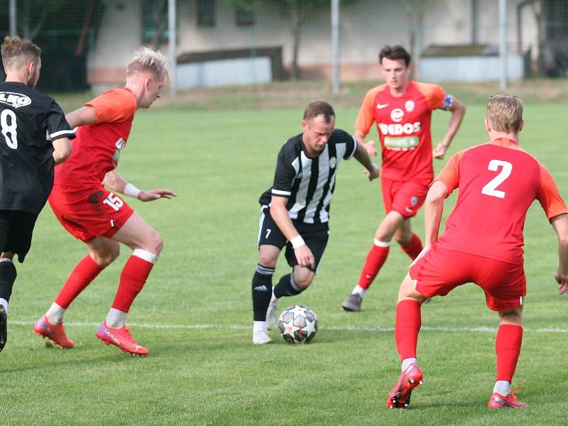 Divizní fotbalisté Holešova (v bílo-černém) doma v úvodním kole skupiny E vysoko podlehli rezervě Zbrojovky Brno 0:6.