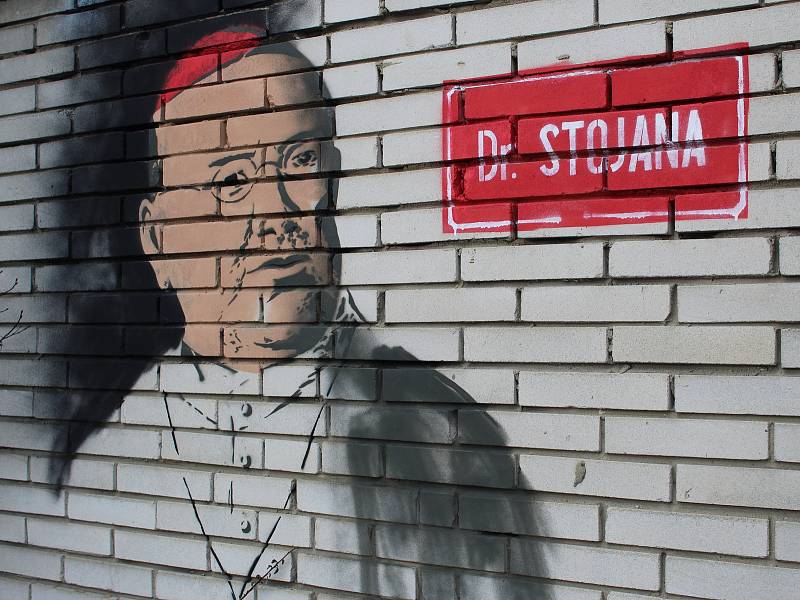 Neznámý pouliční umělec se v Hulíně vyznamenal zatím dvakrát: podobiznou Františka Palackého a Antonína Cyrila Stojana.