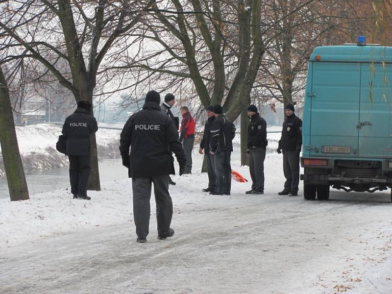 Zaklíněné lidské tělo v řece Moravě v Kroměříži u hlavního mostu zpozoroval v úterý 22. ledna během dopoledne jeden z náhodných kolemjdoucích.