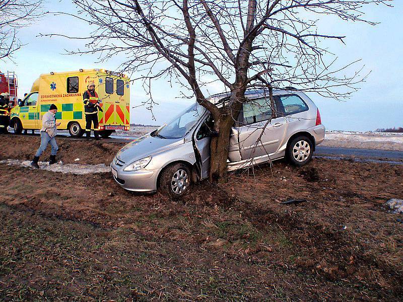 Nehoda Peugeotu u Nové Dědiny.